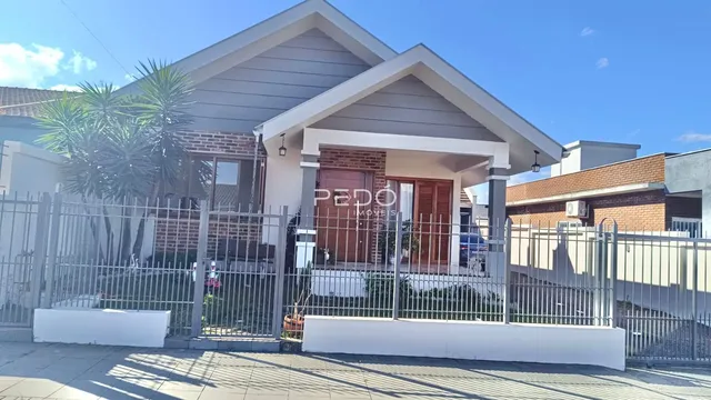 Fachada de uma residência com cerca e portão em Lajeado, Brasil.