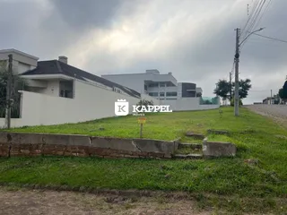 Fachada de uma residência em Lajeado, Brasil, com área gramada em primeiro plano.