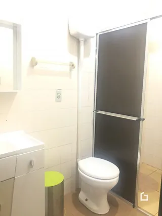 Foto de um banheiro interno com vaso sanitário branco.