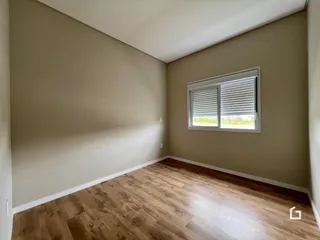 Ambiente interno com piso de madeira clara.