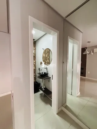 Foto de um banheiro com piso de cerâmica e pia.