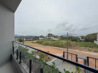 Vista de um terraço com vista para uma área rural.