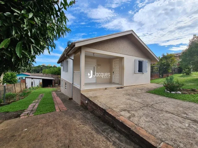 Fachada de uma residência em Lajeado, Brasil, com garagem coberta.