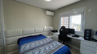Quarto com cama e janela em um imóvel no Brasil.