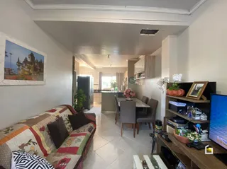 Interior de uma sala de estar em uma propriedade no Brasil.