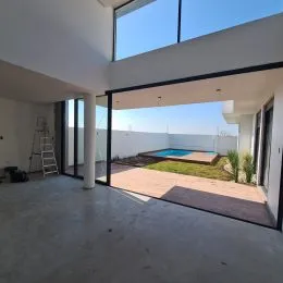 Varanda com vista para o horizonte.