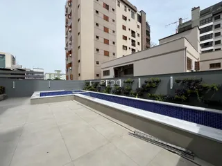Vista de uma área externa pavimentada com borda azul.