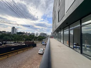 vista da fachada de um prédio em Lajeado, Brasil, com uma rua e paisagem ao fundo.