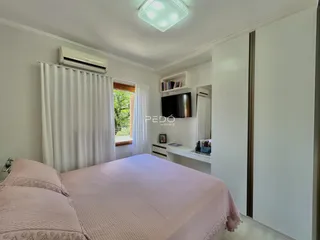 Quarto com cama e janela em um imóvel no Brasil.