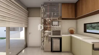 Interior de uma cozinha moderna com armários de madeira e um armário de vidro.