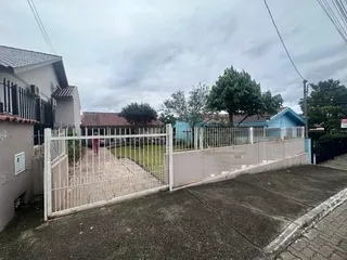 Exterior da propriedade mostrando o muro e a cerca frontal.