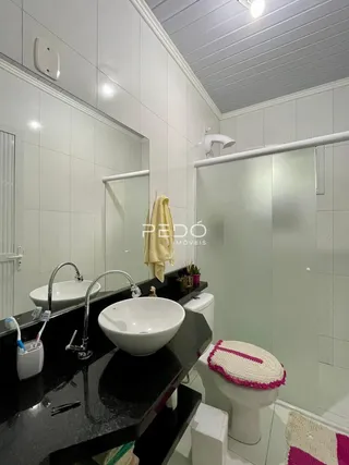 Banheiro com pias e vaso sanitário em um imóvel.