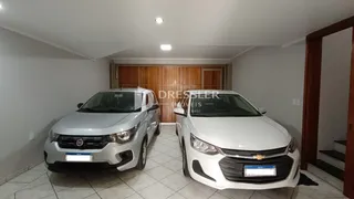Interior de uma sala com piso de cerâmica e portas de madeira.