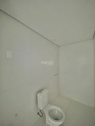 Foto da parede de um banheiro em uma propriedade.