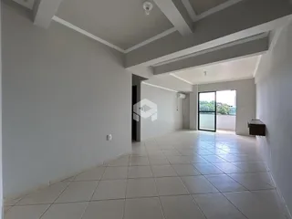 Vista de um corredor interno com piso de cerâmica branca.