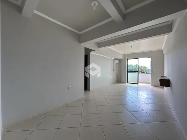 Vista de um corredor interno com piso de cerâmica branca.