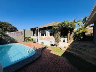 Fachada de casa com piscina e área externa em Lajeado, Brasil.