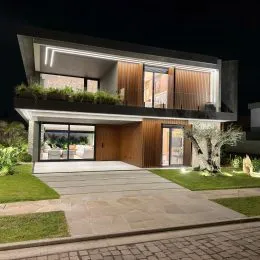 Foto da fachada de uma casa moderna com revestimento de madeira em Lajeado, Brasil.