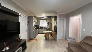 Ambiente interno com sala de jantar e cozinha em Lajeado.