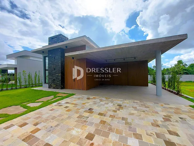 Fachada moderna de uma residência em Lajeado, Brasil, com paisagismo e área pavimentada.