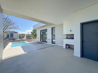 Vista da fachada de uma residência com piscina e área externa em Lajeado, Brasil.