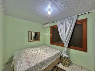 Quarto com cama e janela em um imóvel.