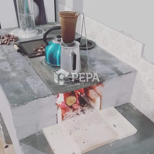 Foto de uma bancada de cozinha com utensílios e ingredientes sobre uma superfície metálica.