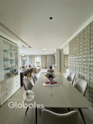 Vista de uma sala de jantar com mesa e cadeiras em um imóvel no Brasil.