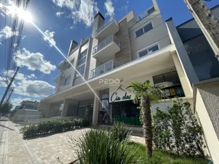 Fachada de um prédio residencial em Lajeado, Brasil, com varandas e área externa pavimentada.