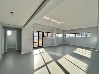 Ambiente interno amplo com piso claro e luz natural.