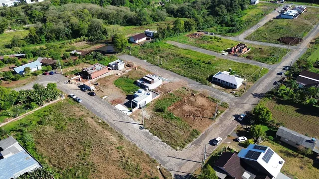 Vista aérea de um terreno em Lajeado, Brasil, mostrando áreas verdes e infraestrutura de acesso.