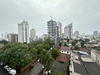 Vista aérea de edifícios residenciais e vegetação na área de Lajeado.