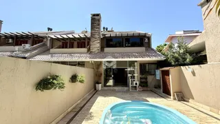 Vista externa de uma residência com piscina em Lajeado.