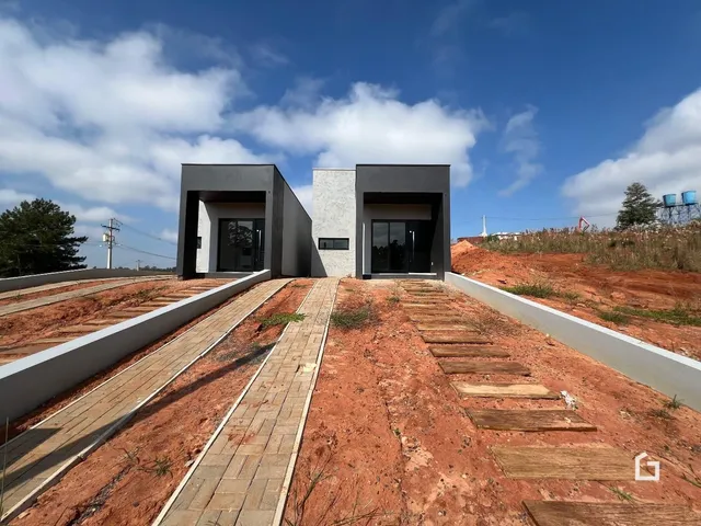 Fachada de uma construção em terreno em desenvolvimento.