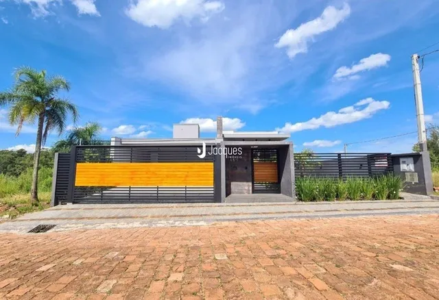 Fachada de uma casa moderna em Lajeado, Brasil.