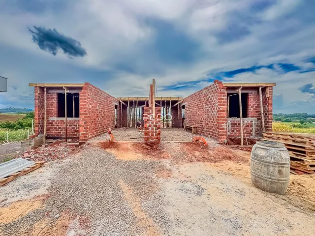 Vista externa de uma estrutura de tijolos em construção em Lajeado.