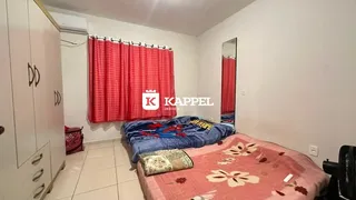 Quarto com cama e armário em um ambiente interno.