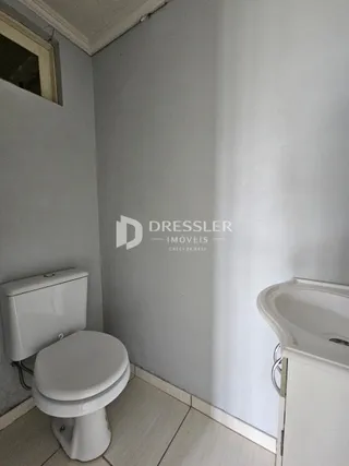 Foto de um banheiro interno com vaso sanitário branco.