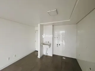 Um banheiro interno com paredes brancas e piso claro.