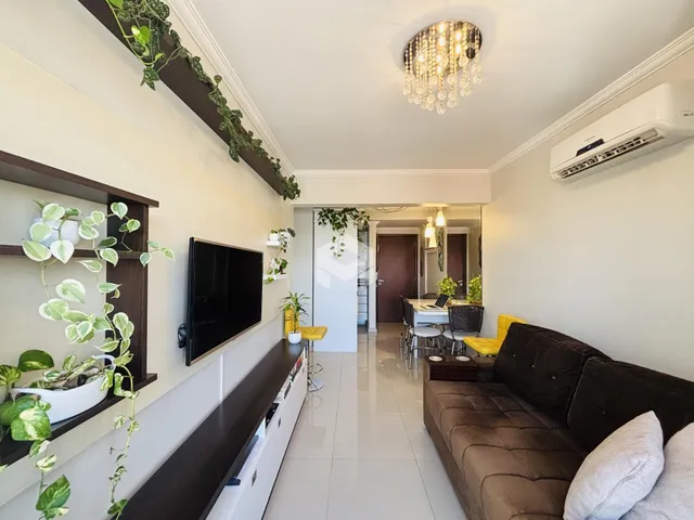 Sala de estar com decoração moderna e luminária de cristal.