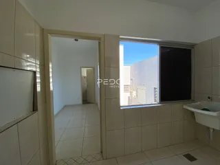 Hall de entrada com piso de cerâmica e parede revestida em Lajeado.