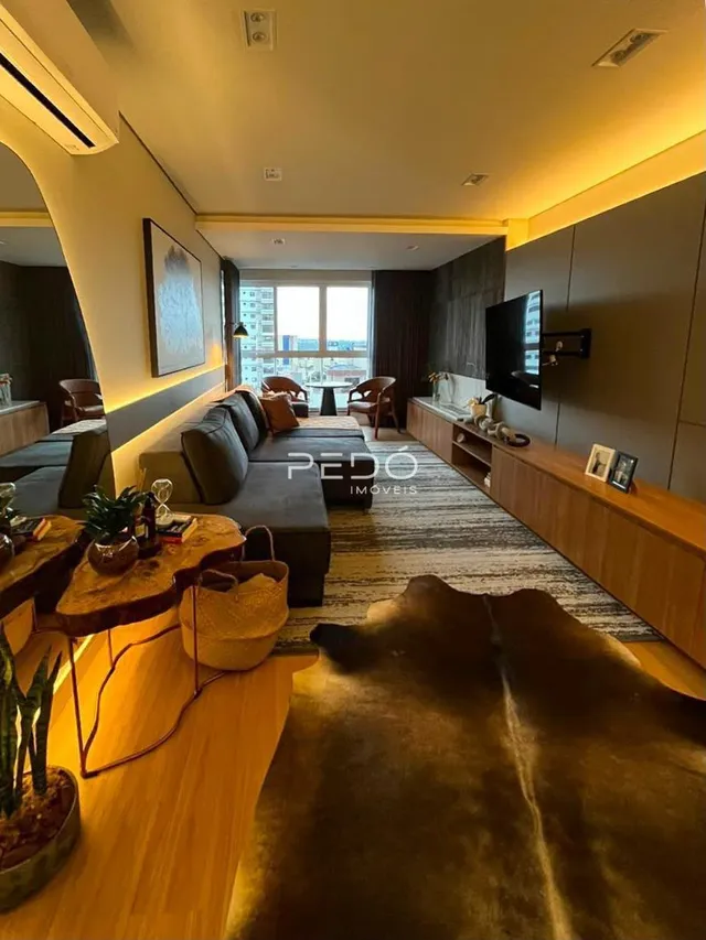Sala de estar moderna com decoração em madeira e sofá.