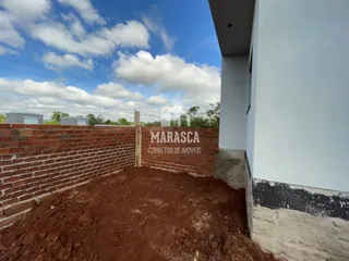 Parede de tijolos e terra no terreno de uma propriedade em Lajeado.