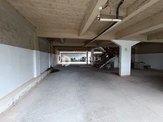 Corredor coberto de concreto em uma propriedade em Lajeado, Brasil.