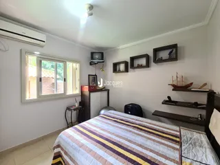Quarto interno com janela e decoração de parede em um imóvel no Brasil.
