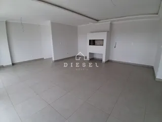 Ambiente interno amplo com piso de cerâmica e paredes brancas.