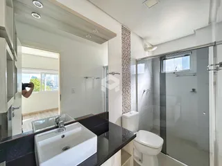 Foto de um banheiro moderno com box de vidro e pia.