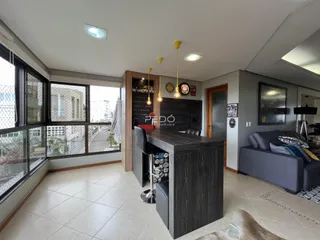 Sala de estar com grandes janelas e piso de cerâmica.