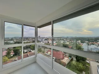 Vista panorâmica da propriedade em Lajeado, Brasil, através das grandes janelas.