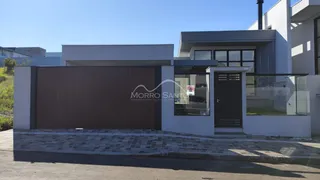 Fachada moderna de uma residência com garagem e grandes janelas em Lajeado, Brasil.